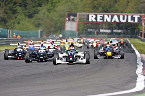 Kevin Magnussen, i bilen med nummer 10, fik point i Formel Renault Eurocup på Spa.